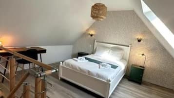 2 quartos, escrivaninha, ferros/tábuas de passar roupa, berço de viagem