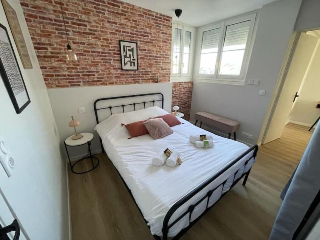 2 chambres, bureau, fer et planche à repasser, lit parapluie