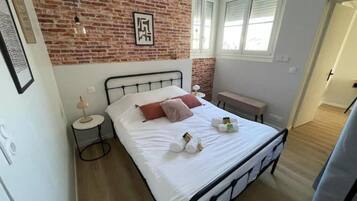 2 chambres, bureau, fer et planche Ă repasser, lit parapluie