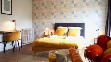 1 bedroom, desk, iron/ironing board, Internet