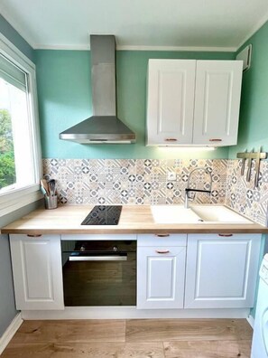 Kühlschrank, Mikrowelle, Ofen, Herdplatte