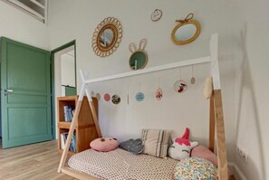3 bedrooms, iron/ironing board, WiFi, bed sheets