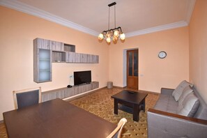 Apartemen Deluks | Area keluarga | Smart TV 100-cm dengan saluran TV kabel