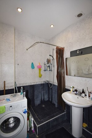 Deluxe Apartment | Bathroom | Shower, rainfall showerhead, free toiletries, hair dryer - Moskovyan apartment HR agency (Yerevan)