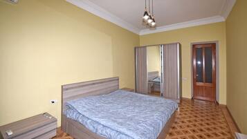 3 bedrooms, hypo-allergenic bedding, desk, soundproofing