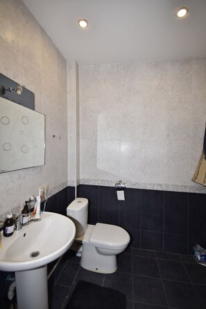 Appartement Deluxe | Salle de bain | Douche, douche à « effet pluie », articles de toilette gratuits