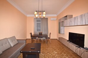 Apartemen Deluks | Area keluarga | Smart TV 100-cm dengan saluran TV kabel