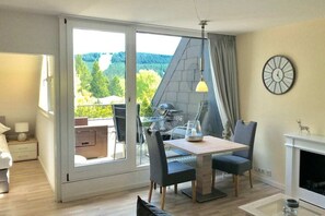 Fernseher, Kamin, Stereoanlage