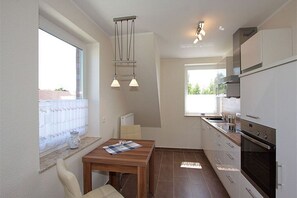 Kylskåp, mikrovågsugn, ugn och spishäll