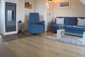 TV connectée, cheminée, livres