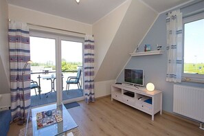 Smart-tv, eldstad och böcker