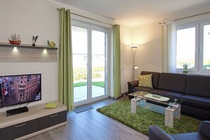 Smart-tv, een open haard en boeken