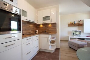 Een koelkast, een microgolfoven, een oven, een kookplaat