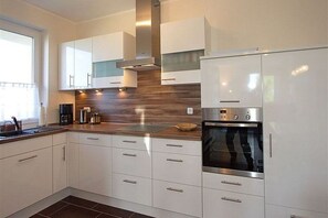 冷蔵庫、電子レンジ、オーブン、コンロ