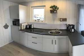 Køleskab, mikrobølgeovn, kogeplade, opvaskemaskine