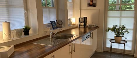 Jääkaappi, mikroaaltouuni, uuni, liesi