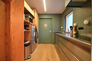 Fridge, microwave, dishwasher, coffee/tea maker