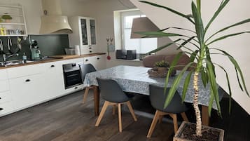 Een koelkast, een oven, een kookplaat, een vaatwasser