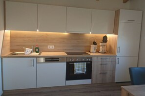 Fridge, oven, stovetop, dishwasher