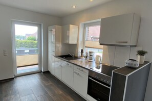 Fridge, microwave, oven, stovetop - Holiday home Ella by the lake (Aurich)