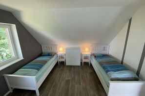 1 Schlafzimmer, Reisekinderbett