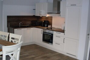 Fridge, microwave, oven, stovetop - House little Maddi Comfortable Vacation Home (Nessmersiel)