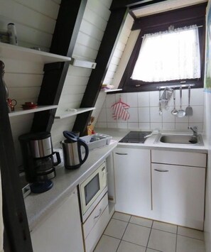 Réfrigérateur, micro-ondes, plaque de cuisson, grille-pain