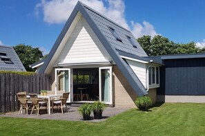 Outdoor dining - Holiday home Sandepark 127 (Callantsoog)