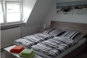 2 Schlafzimmer, Reisekinderbett