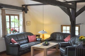 Smart-tv, pejs, dvd-afspiller, bøger