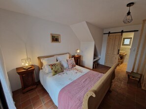 1 quarto, Wi-Fi de cortesia, roupa de cama