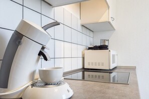 Frigorifero, microonde, forno, piano cottura