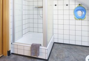 Dusche, Haartrockner, Handtücher