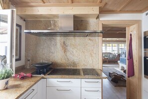 Fridge, oven, stovetop, dining tables - Apartment Deluxe Suite (Höchenschwand)