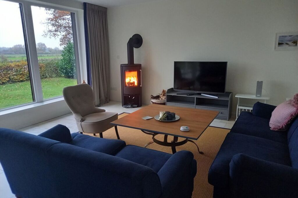 Smart TV, fireplace, stereo