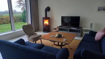 Smart TV, fireplace, stereo