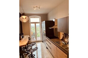 Fridge, oven, stovetop, dishwasher