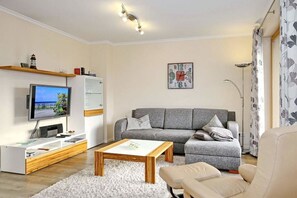 Smart-TV, peis, DVD-spiller og stereoanlegg