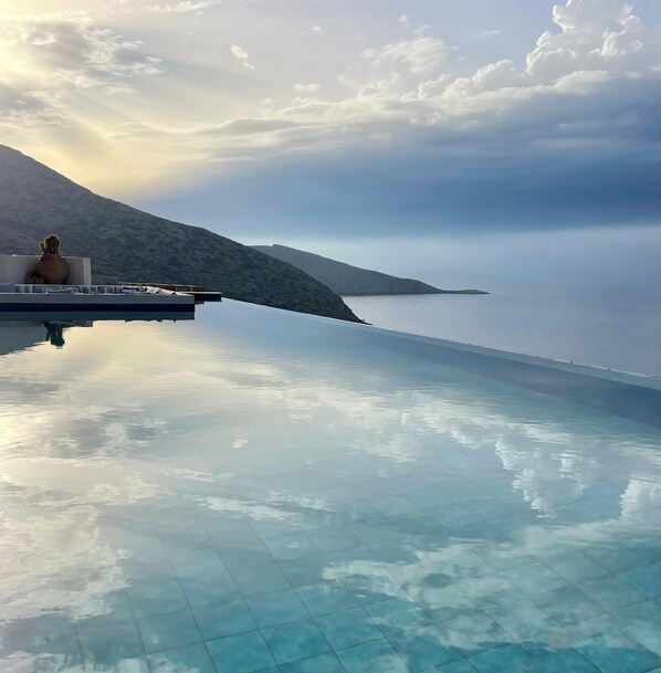 Piscine extérieure (ouverte en saison), parasols de plage
