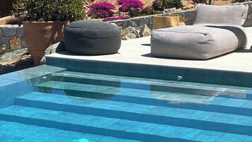 Piscina externa sazonal, guarda-sóis, espreguiçadeiras