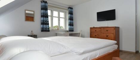 4 bedrooms, iron/ironing board, free WiFi