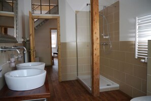 Dusche, Haartrockner, Handtücher