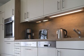 Réfrigérateur, four, plaque de cuisson, lave-vaisselle