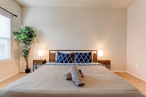 4 室のベッドルーム、デスク、アイロン / アイロン台、WiFi