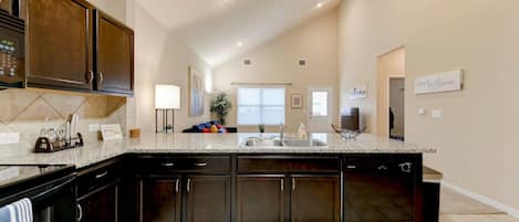 Microondas, horno, placa de cocina, lavavajillas