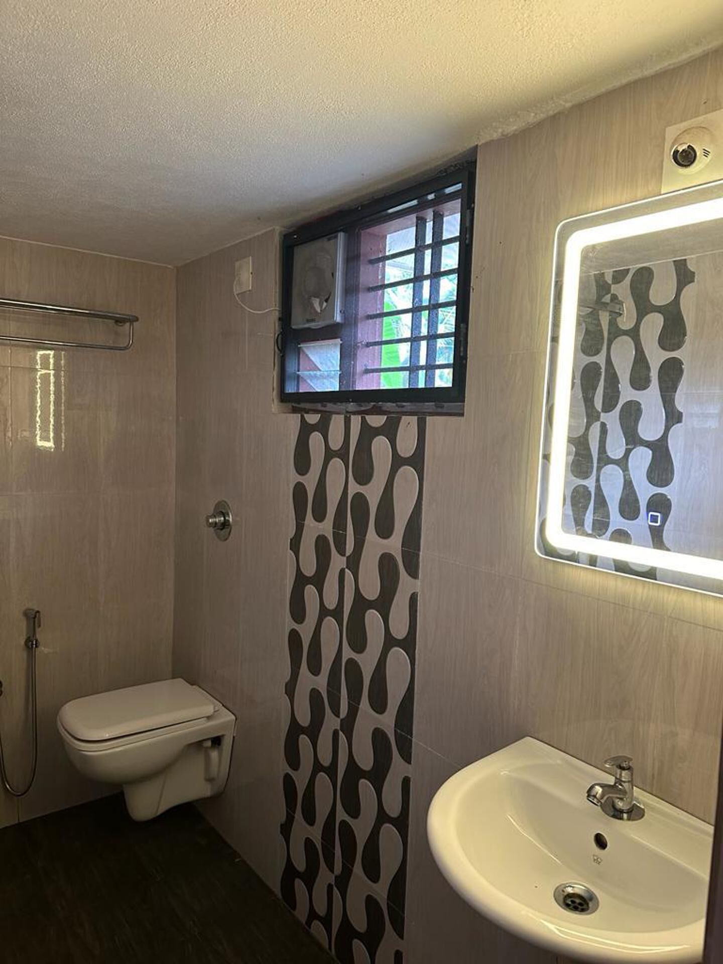 Villa | Bathroom | Combined shower/bathtub, deep-soaking bathtub, towels