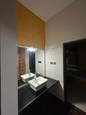 Villa | Bathroom | Combined shower/bathtub, deep-soaking bathtub, towels - Lovely 5-bed Villa in Udupi (Udupi)