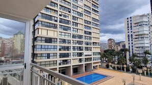A high-rise building with multiple balconies and a swimming pool in the courtyard. - MAR Y VENT - SEA VIEW (3 BEDROOMS) (Benidorm)