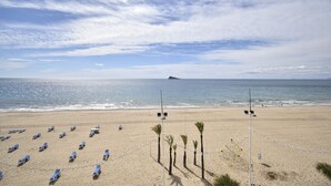 A beach with rows of sun loungers and a clear view of the ocean. - MAR Y VENT - SEA VIEW (3 BEDROOMS) (Benidorm)