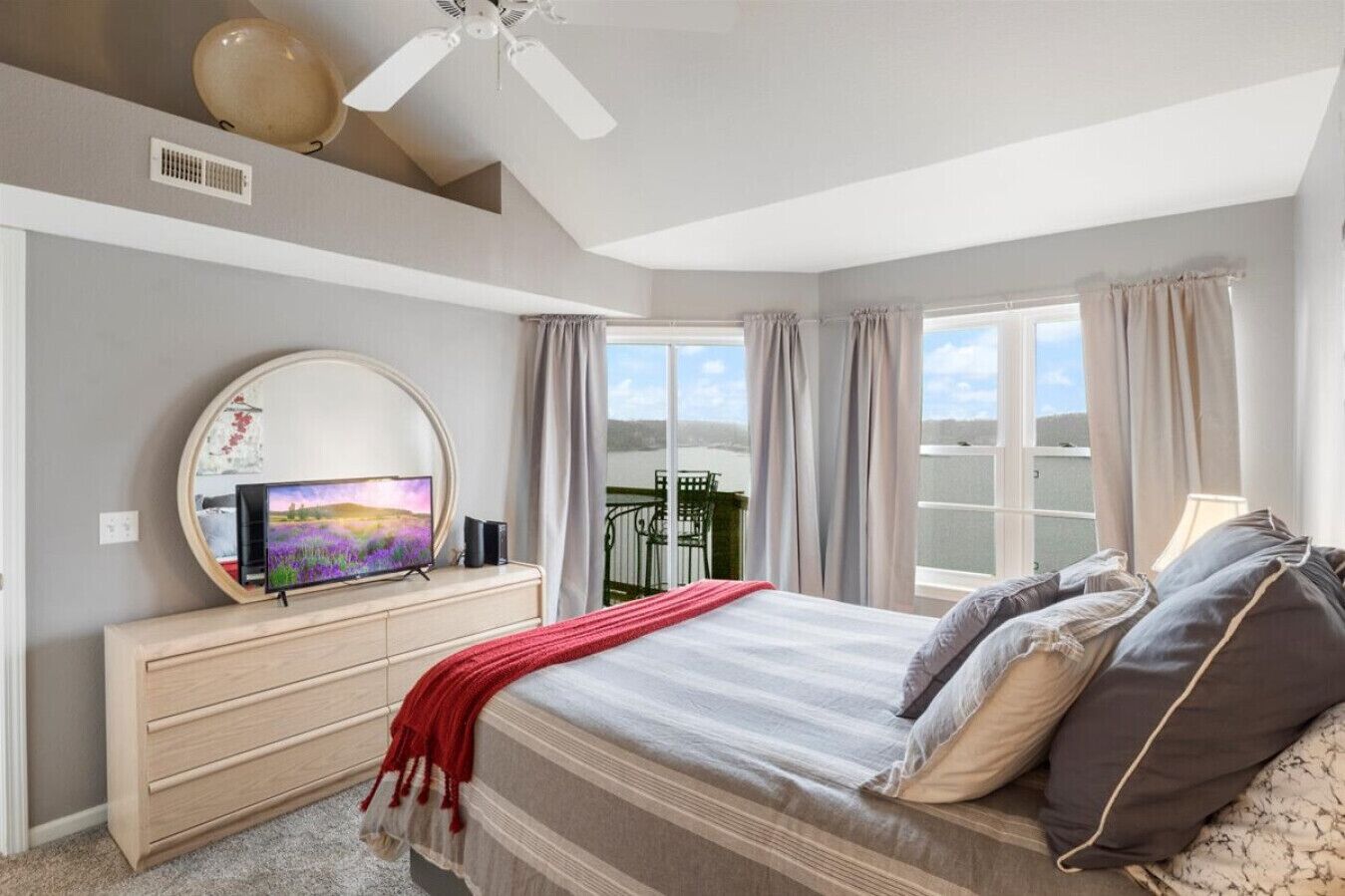 3 bedrooms, desk, WiFi (free), bed sheets